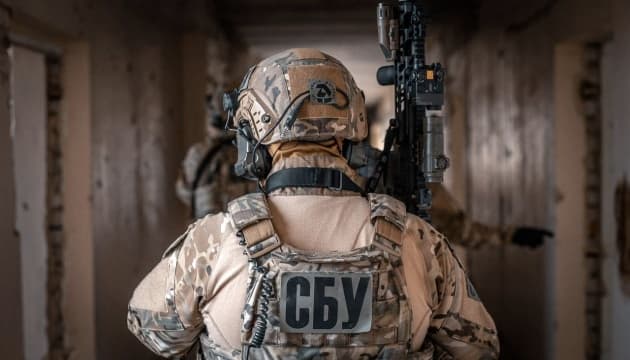 The Security Service of Ukraine (SBU) has apprehended a Russian agent in Rivne while he was trying to plant an improvised explosive devic...