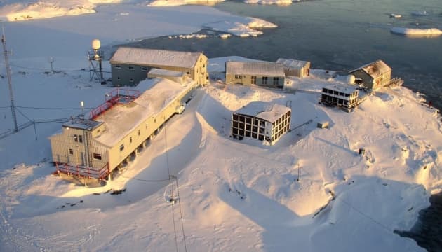 Ukrainian polar scientists have released unique footage capturing the first rotation between the first and second Ukrainian Antarctic exp...