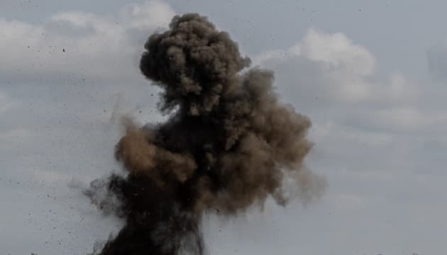 Ukrainian soldiers from the 25th Separate Airborne Brigade destroyed a Russian drone storage facility in Pokrovsk, Donetsk region, using...