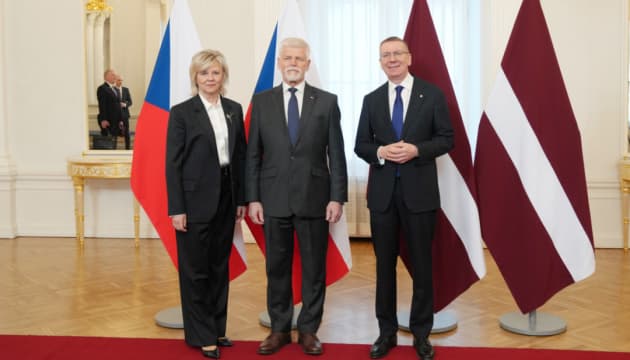 Czech President Petr Pavel stated that a resolution to the Ukraine conflict should not reward aggressors, emphasizing the importance of E...